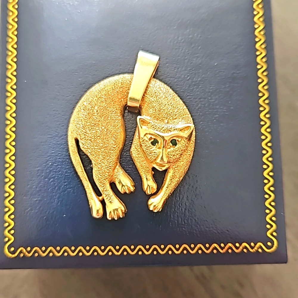 14kt yellow gold panther pendant. Emerald eyes